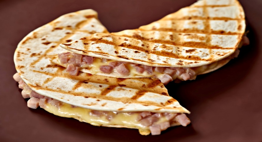 Quesadillas ar sieru un šķienu